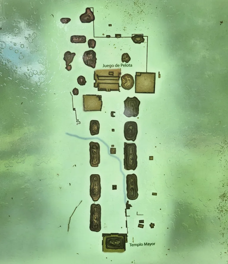 Illustrated map of the El Cuajilote archaeological site showing the Templo Mayor at the southern end, a central ceremonial axis with multiple platforms, a ballcourt labeled "Juego de Pelota," and a stream running through the site.