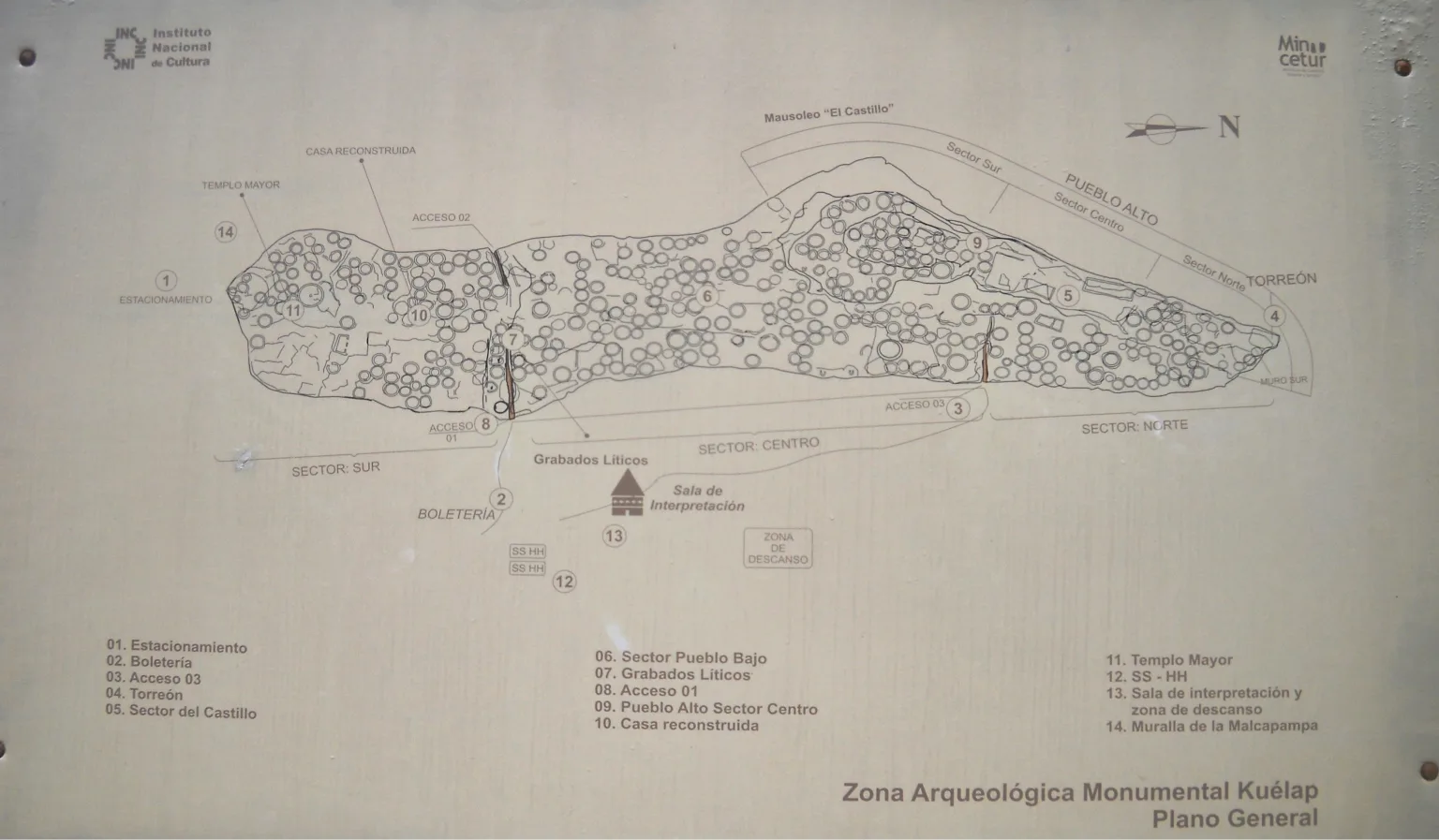 Labeled site map of Kuélap showing main sectors, access points, stone dwellings, Torreón watchtower, Templo Mayor, and reconstructed roundhouse within the fortified Chachapoya citadel.