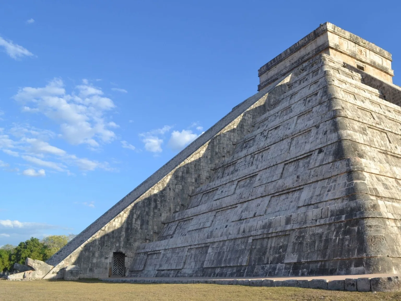 El Castillo at Chichén Itzá in Yucatán, Mexico, showing the equinox serpent-shadow effect descending the north staircase.